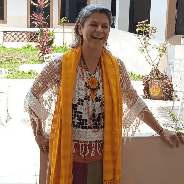 Mayra Martínez de Garay, partera mexicaine, enseignant le soin Rebozo traditionnel.