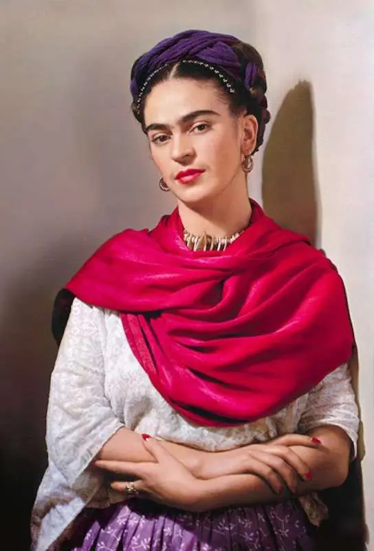 Frida Kahlo portant un rebozo, photographiée par Nickolas Muray